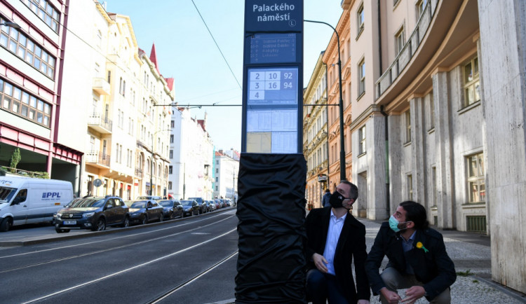 FOTO: Nový zastávkový označník na Palackého náměstí ukáže aktuální časy příjezdů i mapy okolí