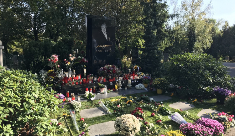 FOTO, VIDEO: Od smrti Karla Gotta uběhl přesně rok. Lidé dnes si dnes připomněli Mistra
