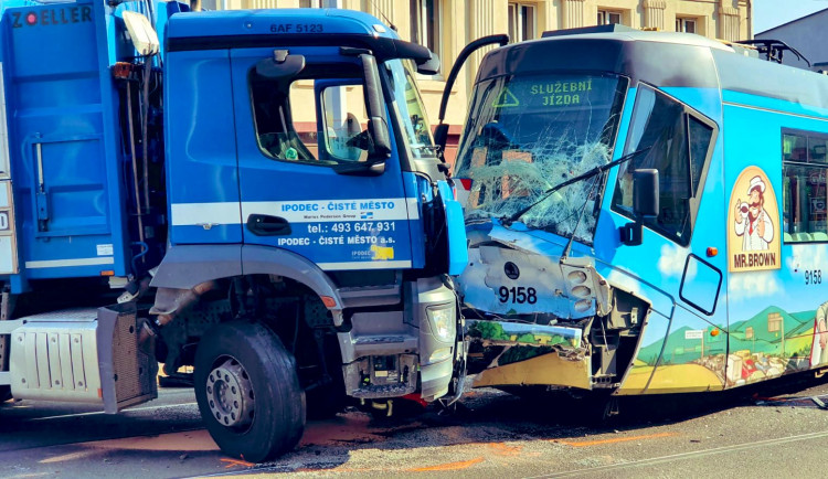 FOTO, VIDEO: V ulici Zenklova se srazil vůz technických služeb s tramvají. Ulice je nyní uzavřena