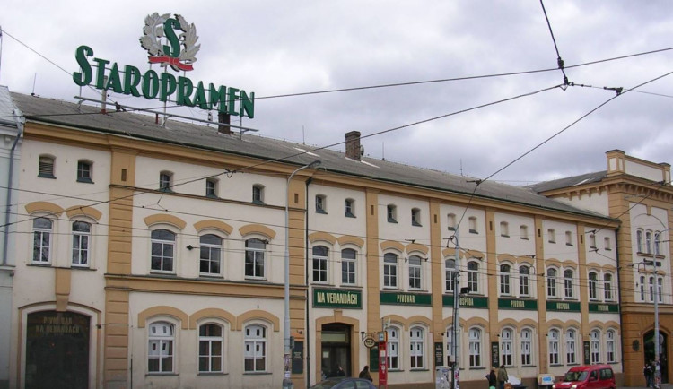 Pivo v Česku zdražuje. Po dalších značkách zvýšil ceny i Staropramen