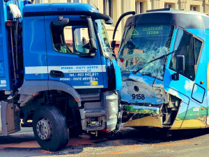 FOTO, VIDEO: V ulici Zenklova se srazil vůz technických služeb s tramvají. Ulice je nyní uzavřena