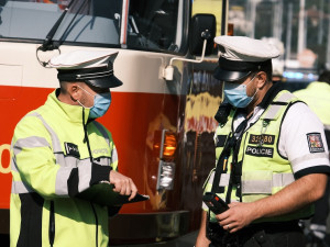 AKTUÁLNĚ: V ulici Zenklova se srazil vůz technických služeb s tramvají. Ulice je nyní uzavřena