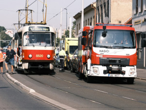 AKTUÁLNĚ: V ulici Zenklova se srazil vůz technických služeb s tramvají. Ulice je nyní uzavřena