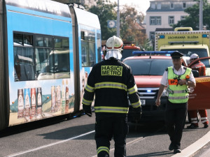 AKTUÁLNĚ: V ulici Zenklova se srazil vůz technických služeb s tramvají. Ulice je nyní uzavřena
