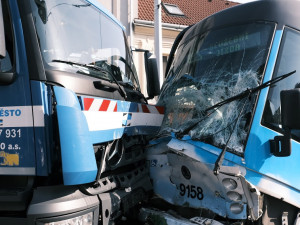 AKTUÁLNĚ: V ulici Zenklova se srazil vůz technických služeb s tramvají. Ulice je nyní uzavřena