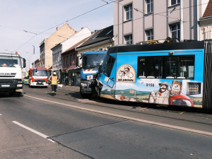 AKTUÁLNĚ: V ulici Zenklova se srazil vůz technických služeb s tramvají. Ulice je nyní uzavřena