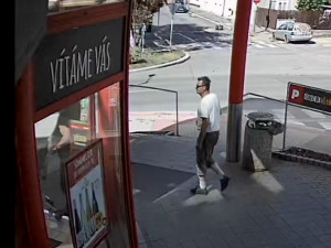 FOTO, VIDEO: Policisté pátrají po muži, který ukradl z neuzamčeného auta peněženku