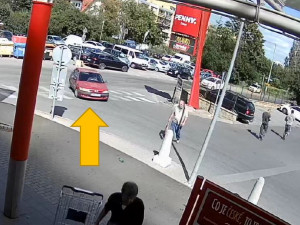 FOTO, VIDEO: Policisté pátrají po muži, který ukradl z neuzamčeného auta peněženku