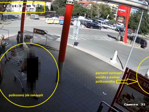 FOTO, VIDEO: Policisté pátrají po muži, který ukradl z neuzamčeného auta peněženku