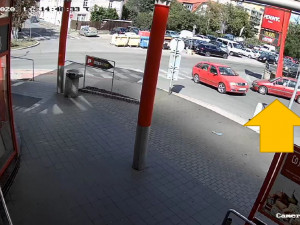 FOTO, VIDEO: Policisté pátrají po muži, který ukradl z neuzamčeného auta peněženku