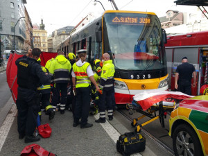 AKTUÁLNĚ: Hasiči u Masarykova nádraží vyprostili člověka zpod tramvaje