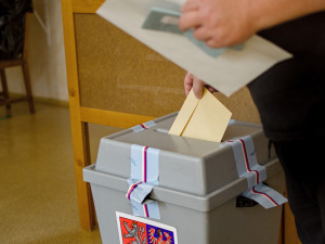 VOLBY 2020: První den voleb je u konce. Volit přišel prezident Zeman i lídři politických stran