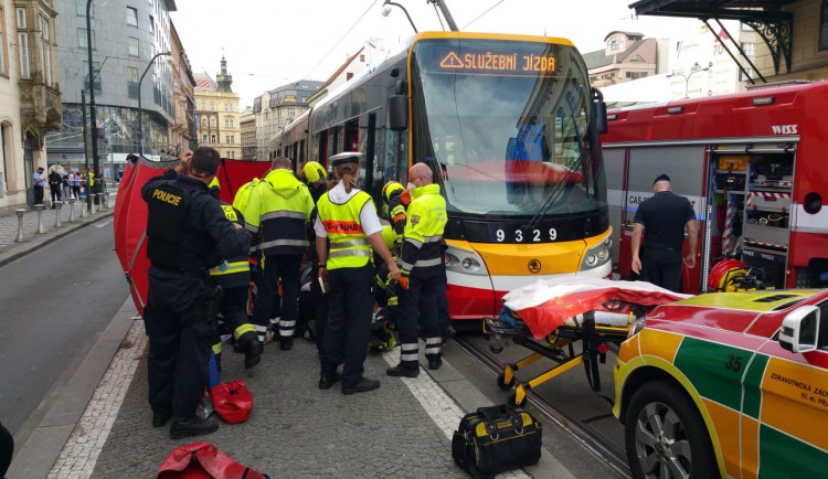 AKTUÁLNĚ: Hasiči u Masarykova nádraží vyprošťují člověka zpod tramvaje