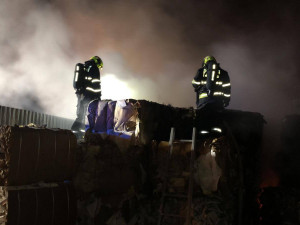 FOTO: U požáru balíků papíru včera v Praze 10 zasahovaly tři jednotky hasičů