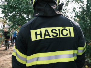 AKTUÁLNĚ: Hasiči našli ve vyhořelé chatě na pražském Žižkově torzo lidského těla