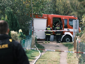 AKTUÁLNĚ: Hasiči našli ve vyhořelé chatě na pražském Žižkově torzo lidského těla