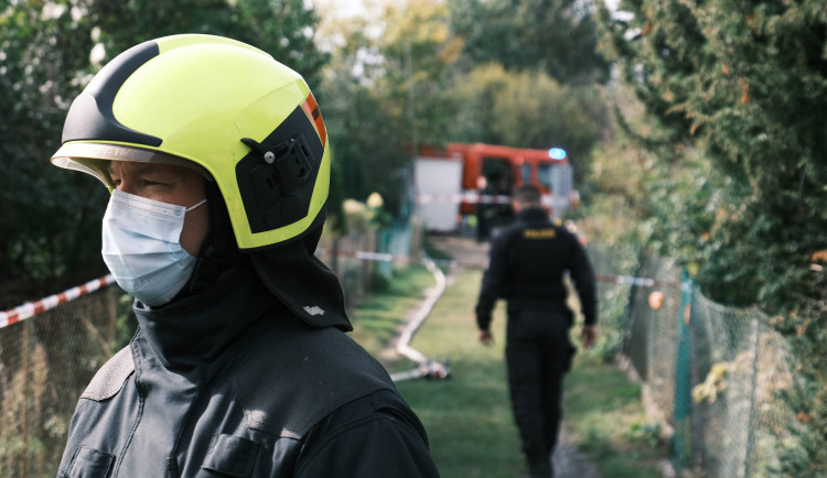 AKTUÁLNĚ: Hasiči našli ve vyhořelé chatě na pražském Žižkově torzo lidského těla