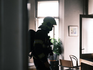 FOTO: Požár bytu v Praze 1 poškodil jeho vybavení. Škoda je více než půl milionu