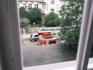 FOTO: Požár bytu v Praze 1 poškodil jeho vybavení. Škoda je více než půl milionu