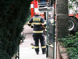 FOTO: Požár bytu v Praze 1 poškodil jeho vybavení. Škoda je více než půl milionu