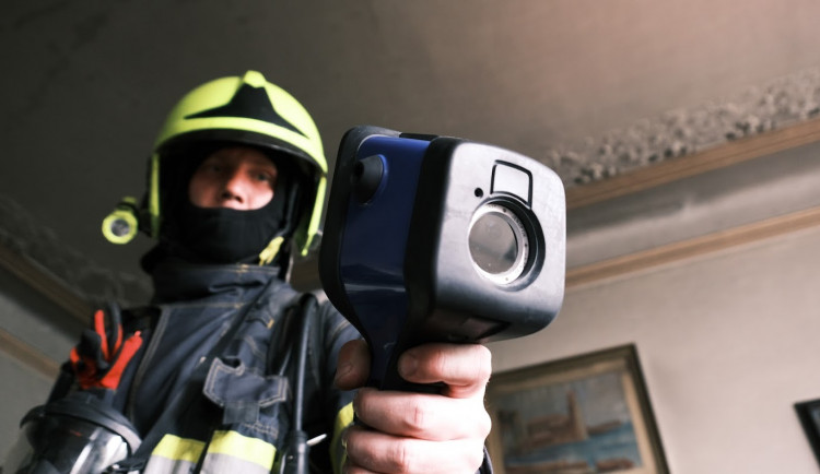 FOTO: Požár bytu v Praze 1 poškodil jeho vybavení. Škoda je více než půl milionu