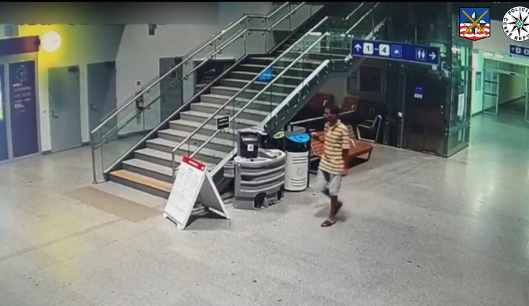 Policisté děkují za pomoc při pátrání po muži, který sahal dívce pod sukni