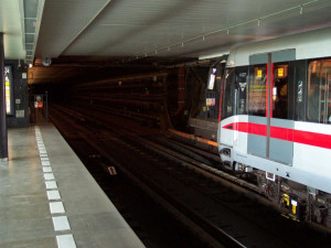 Ve stanici Vyšehrad metro srazilo muže, ten na místě zemřel