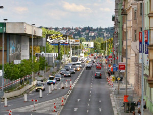 Strakonická ulice na Smíchově bude rozšířena o další pruh. Provoz bude rychlejší a plynulejší