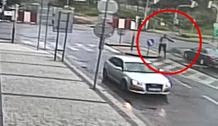 VIDEO: Řidič v Karlíně ve vysoké rychlosti srazil chodkyni. Policie hledá svědky