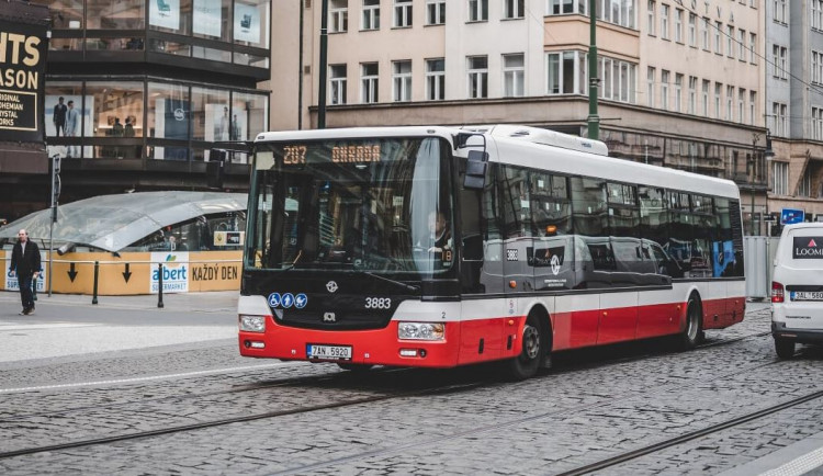 Praha spustila nový web, na kterém mohou cestující sledovat přesnou polohu autobusů