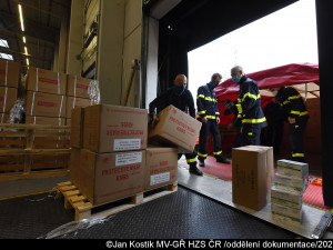 FOTO, VIDEO: Pražští hasiči pomohli rozvést respirátory do pražských škol