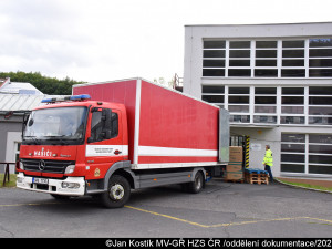 FOTO, VIDEO: Pražští hasiči pomohli rozvést respirátory do pražských škol