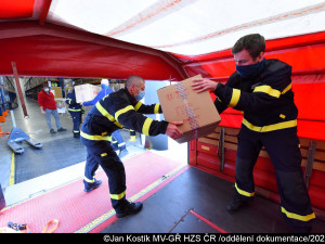 FOTO, VIDEO: Pražští hasiči pomohli rozvést respirátory do pražských škol