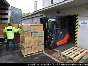 FOTO, VIDEO: Pražští hasiči pomohli rozvést respirátory do pražských škol