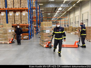 FOTO, VIDEO: Pražští hasiči pomohli rozvést respirátory do pražských škol