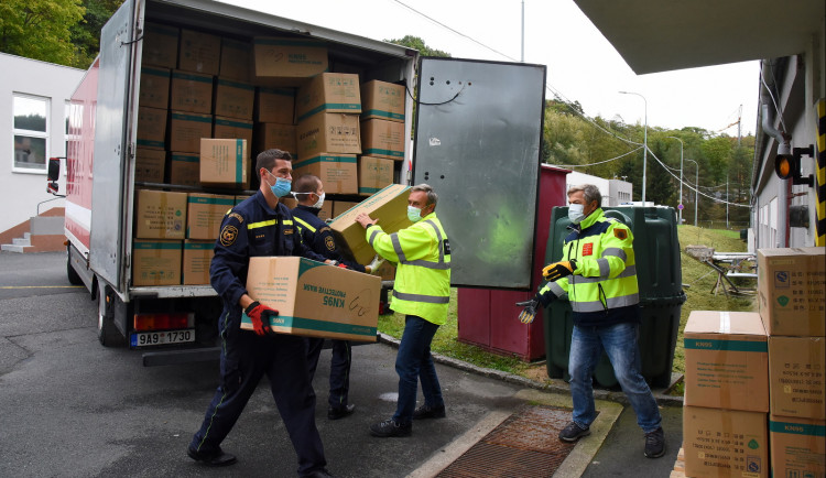 FOTO, VIDEO: Pražští hasiči pomohli rozvést respirátory do pražských škol