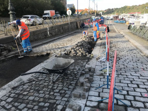 FOTO: Na pražských náplavkách se doplňují chybějící úseky koridorů pro cyklisty