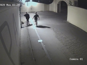 VIDEO: Policisté pátrají po pachatelích, kteří v srpnu poškodili výstavu na Kampě