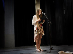 FOTO: Žáci za ZŠ Karla Čapka pokřtili svou novou knihu Střípky vyprávění. Pracovali na ní dva roky