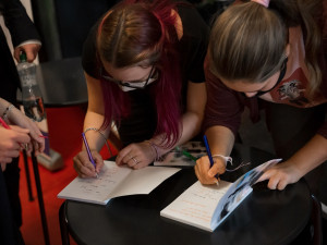 FOTO: Žáci za ZŠ Karla Čapka pokřtili svou novou knihu Střípky vyprávění. Pracovali na ní dva roky