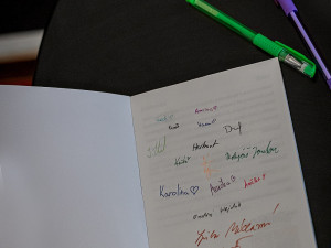 FOTO: Žáci za ZŠ Karla Čapka pokřtili svou novou knihu Střípky vyprávění. Pracovali na ní dva roky