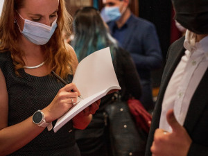 FOTO: Žáci za ZŠ Karla Čapka pokřtili svou novou knihu Střípky vyprávění. Pracovali na ní dva roky