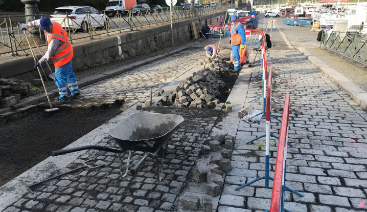 FOTO: Na pražských náplavkách se doplňují chybějící úseky koridorů pro cyklisty