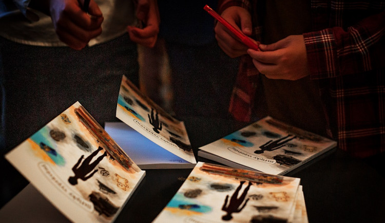 FOTO: Žáci za ZŠ Karla Čapka pokřtili svou novou knihu Střípky vyprávění. Pracovali na ní dva roky