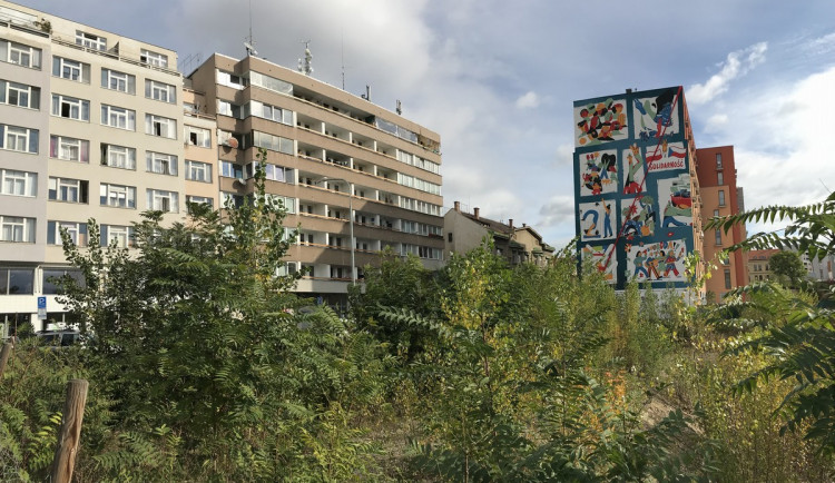FOTO, VIDEO: V Holešovicích vznikla nástěnná malba. Symbolizuje přátelství Česka a Polska