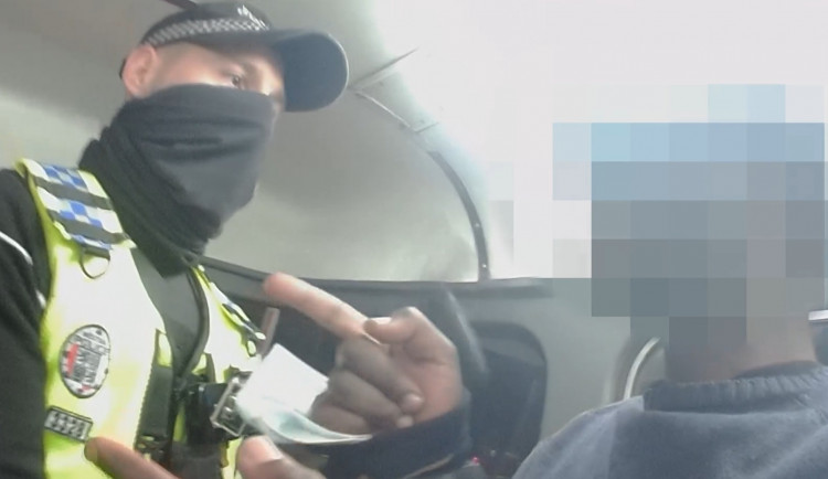 VIDEO: Opilého cizince, který je už „známá firma“, museli v tramvaji zpacifikovat pražští strážníci