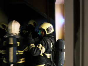 FOTO, VIDEO: Hasiči evakuovali kvůli požáru bytu v Praze 11 celkem třicet lidí