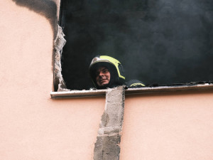 FOTO, VIDEO: Hasiči evakuovali kvůli požáru bytu v Praze 11 celkem třicet lidí