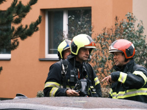 FOTO, VIDEO: Hasiči evakuovali kvůli požáru bytu v Praze 11 celkem třicet lidí