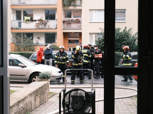 FOTO, VIDEO: Hasiči evakuovali kvůli požáru bytu v Praze 11 celkem třicet lidí